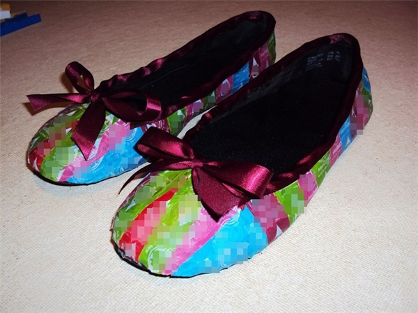 Đôi giày tuyệt đẹp này cũng được làm từ những chiếc giấy gói kẹo.