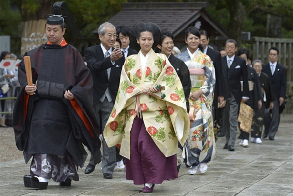 
 Công chúa Noriko và chồng, cũng là một thường dân.