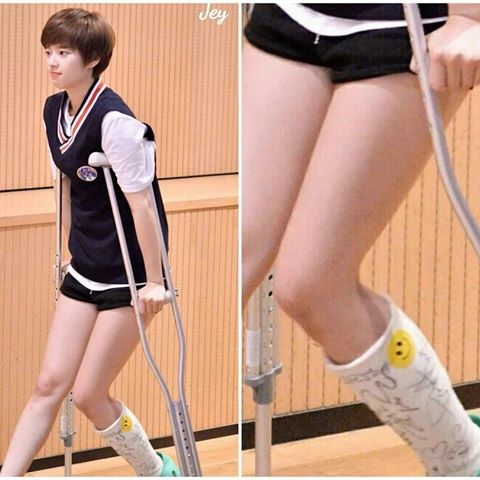 
Jungyeon (TWICE) phải chống nạn để đi vì chân bị thương.