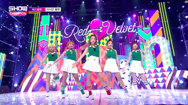 
Dù chân bị đau nhưng Joy (Red Velvet) đã biểu diễn cùng cả nhóm rất chuyên nghiệp với dải băng quấn quanh đầu gối. 