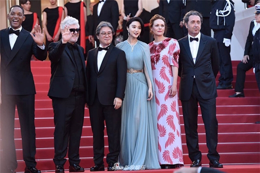 
"Bóng hồng" Phương Đông xinh đẹp "tỏa sáng" giữa dàn giám khảo đầy quyền lực tại Cannes 2017. 