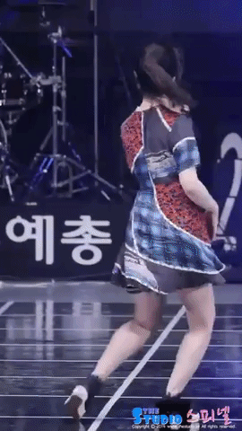 
Khi gặp sự cố trên, trưởng nhóm Red Velvet đã khá lúng túng khi phải vừa nhảy vừa giữ cho váy khỏi bay. Tuy nhiên sau đó, nữ ca sĩ đã lấy lại được bình tĩnh và xử lí tình huống rất chuyên nghiệp. Chính vì vậy nên cô nàng đã hoàn thành màn trình diễn của mình một cách hoàn hảo.