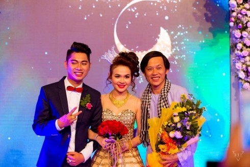 
Bên cạnh đó, những ngôi sao Việt Nam được mời đến biểu diễn trong đám cưới này gồm danh hài Hoài Linh,... - Tin sao Viet - Tin tuc sao Viet - Scandal sao Viet - Tin tuc cua Sao - Tin cua Sao