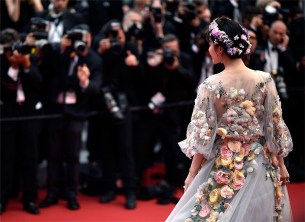 Hàng loạt mỹ nhân thế giới mê mẩn váy công chúa bồng bềnh