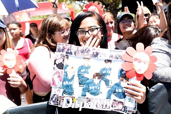 Fan hâm mộ quốc tế có mặt từ sớm để ủng hộ cho boygroup nhà Big Hit​.