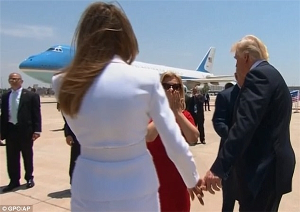 
Cặp đôi hờ hững nắm tay khi chuẩn bị rời khỏi Tel Aviv.