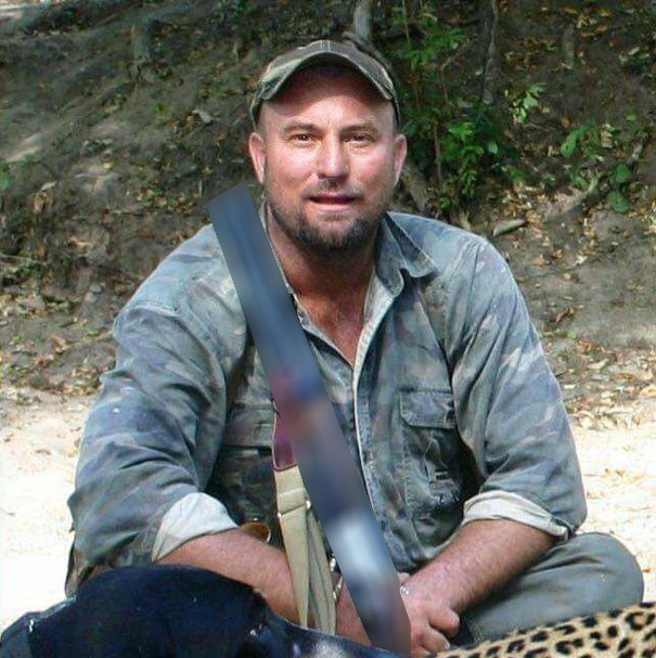 
Theunis Botha, thợ săn huyền thoại, vừa qua đời vì bị voi đè.