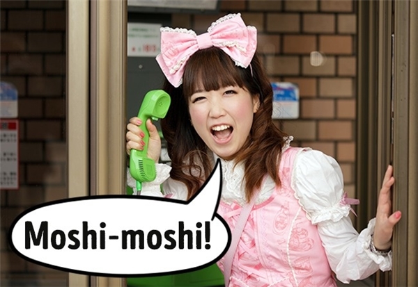 
Cách nói dễ thương này là một cách nói tắt của "moshimasu-moshimasu", có nghĩa là "Là tôi, tôi đang nói chuyện đây".