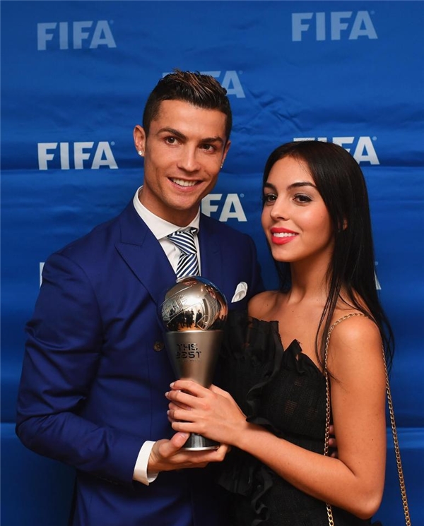 
Rodriguez đã có mặt cùng CR7 trong buổi lễ trao giải của FIFA.