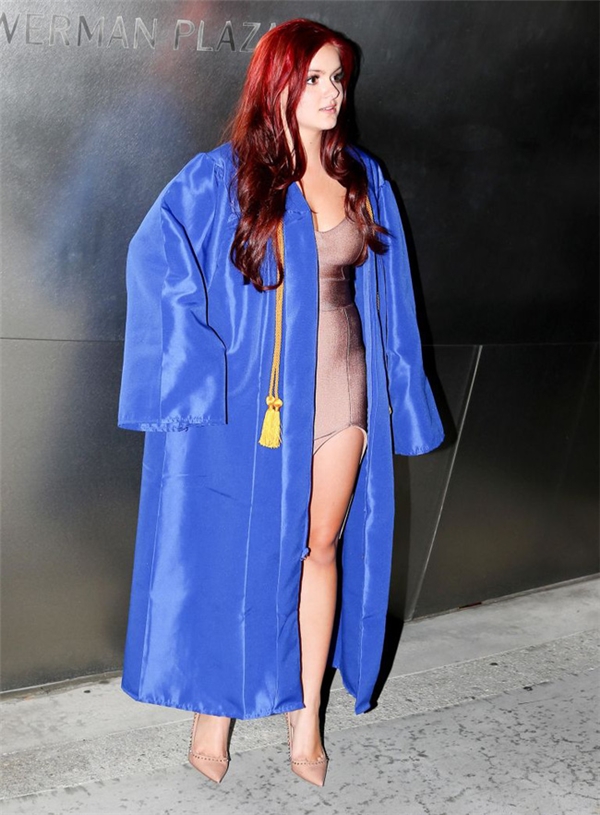 
Tuy vậy Ariel vẫn trung thành với phong cách này. Cô thậm chí còn diện một bộ trumpsuit ôm sát trong ngày tốt nghiệp trung học của mình.