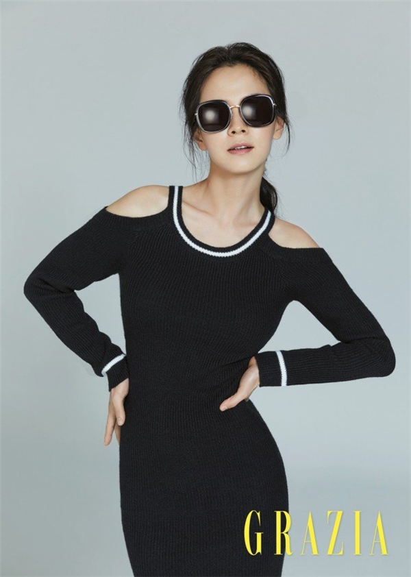 
Còn đây là Song Ji Hyo với bộ trang phục ôm sát cùng chiếc kính râm sành điệu.