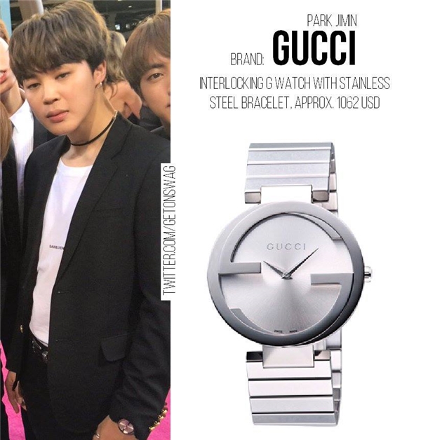 
Bên cạnh đó, stylist đã nhấn nhá thêm phụ kiện cho anh chàng là một chiếc đồng hồ thời thượng đến từ thương hiệu Gucci "Metallic Interlocking G Collection Watch with Stainless Steel Bracelet YA133503" có giá 1.062 USD (tương đương 24 triệu VNĐ).