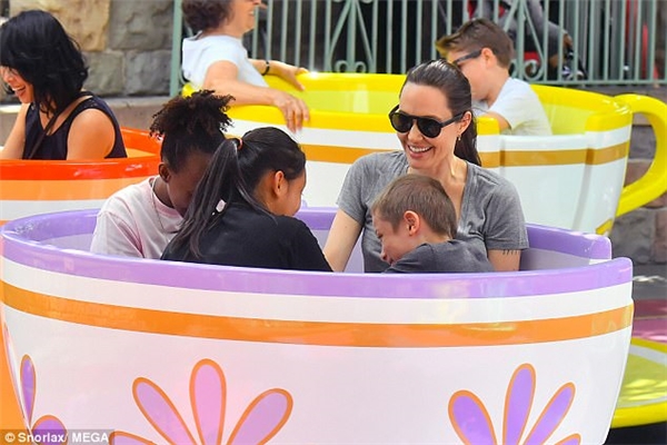 Angelina Jolie rạng rỡ dẫn các con đi chơi mừng sinh nhật Shiloh