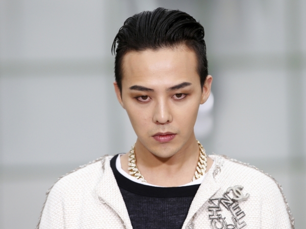 
Phong cách thời trang cool ngầu hầm hố còn thêm vào "resting bitch face" nên nhiều lúc G-Dragon trông hơi đáng sợ.