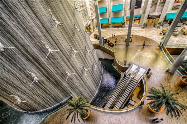 
Công trình độc đáo này nằm trong khu thương mại Dubai xa xỉ bậc nhất các tiểu vương quốc Ả rập thống nhất. Khi ngắm nhìn tháp nước này, ta sẽ có cảm giác có hàng chụp người chuẩn bị nhảy xuống vậy.