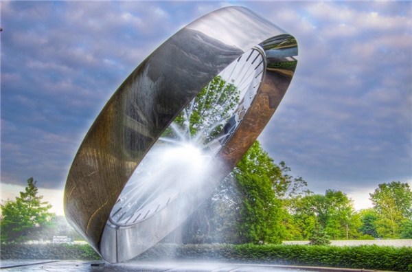 
Đài phun nước được đặt tên theo tên của đại lộ 71 thuộc bang Ohio, Mỹ. Đài phun nước này có hình dạng như một chiếc bánh xe, ở chính giữa được lắp đặt một hệ thống phun nước thông minh 360 độ.