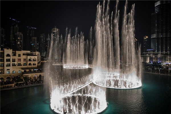 
Đài phun nước này được lắp đặt bên con sông nhân tạo ở trung tâm Dubai. Nó được lắp đặt hơn 6600 bóng đàn và hơn 25 hệ thống chiếu sáng thông minh. Mỗi lần nó phun nước lên cao, cách đó 25 dặm bạn vẫn có thể thấy.