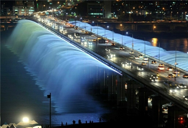 
Cầu Banpo là cây cầu có đài phun nước dài nhất thế giới, nó được ghi vào Sách kỷ luật Guinness với gần 10,000 đèn LED với vòi phun nước chạy dọc hai bên thân cầu dài 1,140m, bắn ra 190 tấn nước mỗi phút.