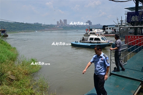 
Hiện trường nơi Lưu Phương bị rơi xuống nước.