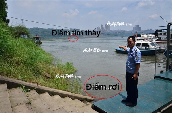 
Cảnh sát phân tích lại hiện trường của vụ chết đuối hụt.