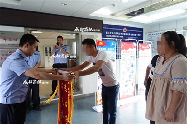 
Lưu Phương (ngoài cùng bên phải) và chồng đến đồn cảnh sát nhận bằng khen về hành động dũng cảm cứu người của mình sau khi tỉnh lại.