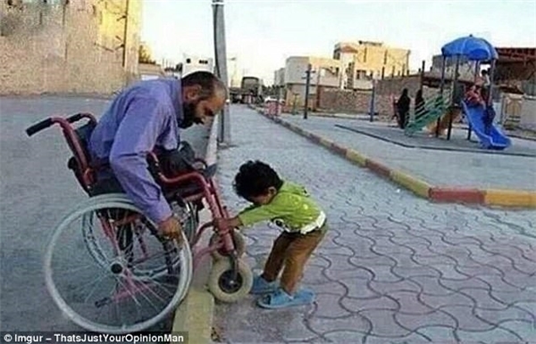 
Một em bé tuổi tập đi, đôi chân còn mang đôi dép của người lớn đang hì hục giúp một người đàn ông khuyết tật vược qua bậc thềm khiến nhiều người phải xuýt xoa.