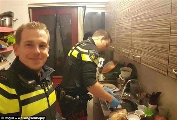 
Hai người đàn ông Hà Lan đã đến phụ giúp nấu ăn cho 5 đứa con của một người mẹ khi bà được đưa vào bệnh viện. Thậm chí họ còn ở lại sau bữa tối để dọn dẹp và rửa bát.