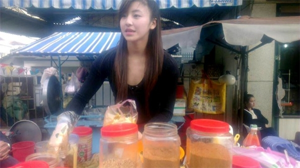 
Những hình ảnh của "hot girl bánh tráng trộn" lan tỏa một cách chóng mặt đến nỗi gây sốt trên một tờ báo mạng lớn ở Hàn Quốc.