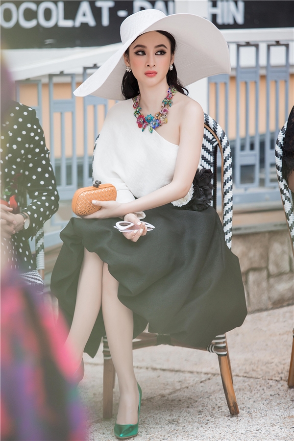 
Angela Phương Trinh hoá thân thành quý cô cổ điển với set trang phục màu trắng đen tương phản, kết hợp áo lệch vai và chân váy xoè.