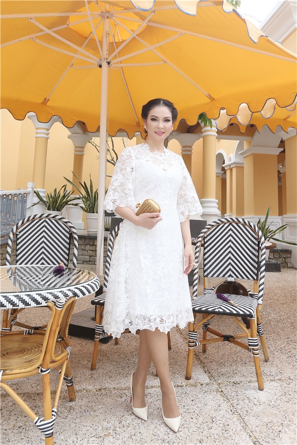 
Người đẹp Thuỷ Hương diện váy ren màu trắng có thiết kế thanh lịch, sang trọng nhưng vẫn tóat lên nét gợi cảm.