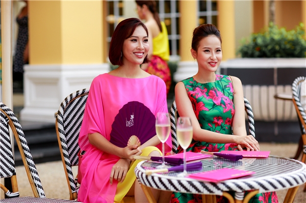 
Hoa khôi Áo dài Việt Nam 2016 Diệu Ngọc nổi bật với thiết kế phom rộng nằm trong phần cuối của bộ sưu tập Xuân - Hè 2017 của Đỗ Mạnh Cường. Thiết kế kết hợp 3 tông màu hồng neon, cam, vàng.