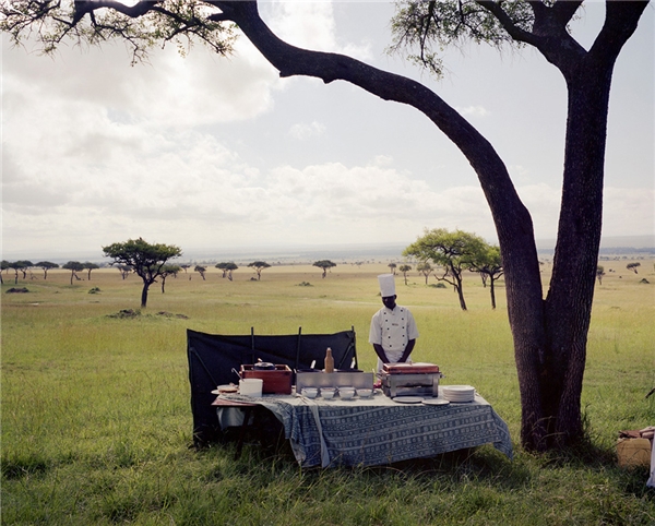 
Một đầu bếp đang chuẩn bị thức ăn cho các vị khách đến tham quan khu bảo tồn quốc gia Maasai Mara, Kenya bằng khinh khí cầu vào năm 2012.