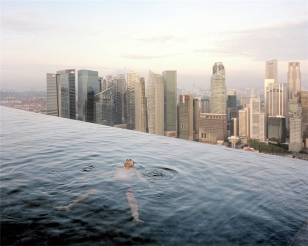
Người đàn ông đang thư giãn trong bể bơi trên tầng 57 của khách sạn Marina Bay Sands, Singapore.