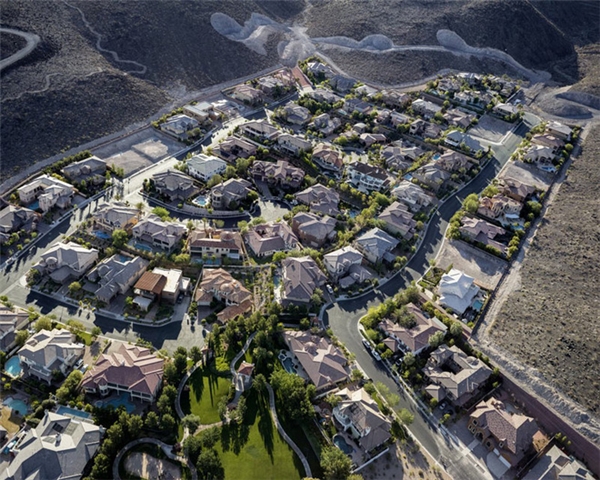 
Khu biệt thự đẳng cấp ở Henderson, Nevada khi được nhìn từ trên cao.