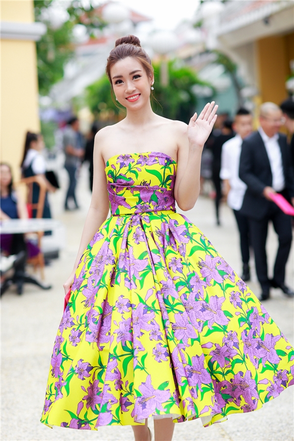 
Hoa hậu Việt Nam 2016 Đỗ Mỹ Linh diện váy xoè cổ điển với hoạ tiết hoa ly in. Hai tông màu vàng xanh và tím được kết hợp vừa tương phản vừa hoà hợp.