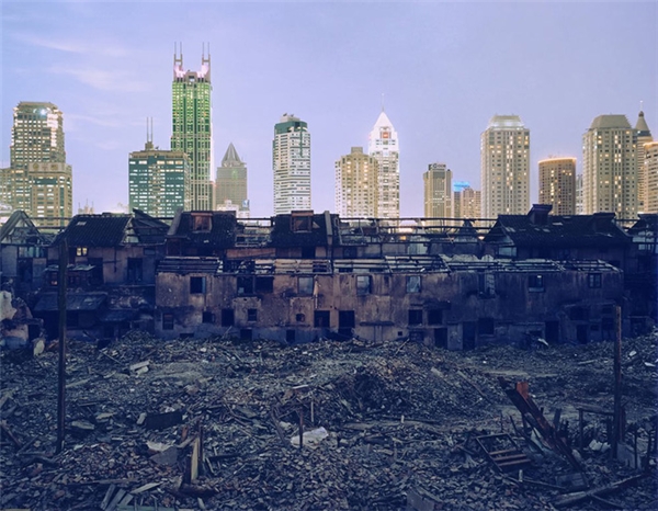 
Sự đen tối của vùng đất đang bị giải tỏa tương phản mạnh mẽ với những tòa nhà chọc trời hào nhoáng ở Thượng Hải, Trung Quốc vào năm 2002. 