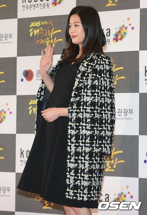 
Nữ diễn viên Vì sao đưa anh tới diện váy đen kết hợp với áo khoác ngoài sành điệu. Có thể nói, “cô nàng ngổ ngáo” là bà bầu thời trang nhất nhì của làng giải trí xứ Hàn.