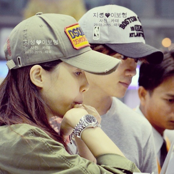 
Một tháng trước khi sinh, Lee Bo Young được fan bắt gặp trong một chuyến du lịch cùng chồng tại Thái Lan.