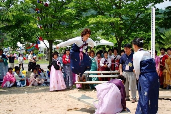 
Phụ nữ mặc hanbook và tham gia các trò chơi dân gian