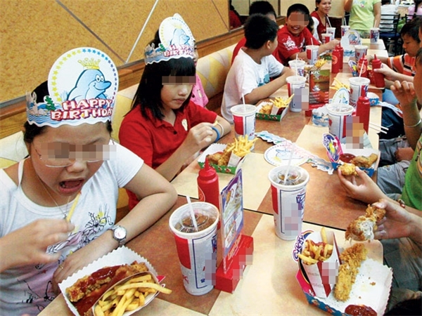 
Thức ăn nhanh là món ăn yêu thích của đa phần giới trẻ ngày nay.