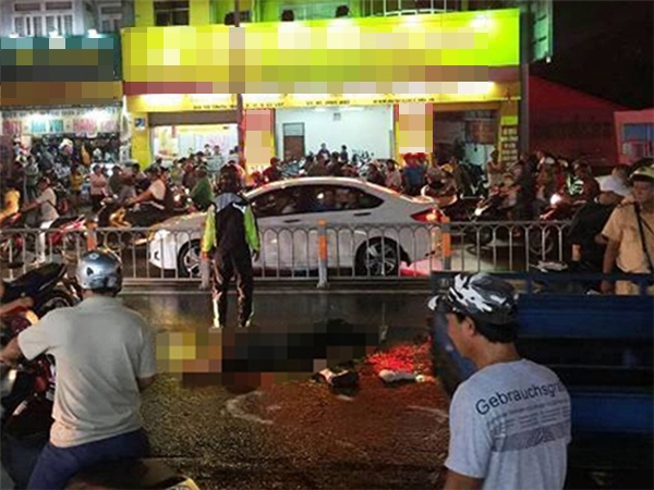 
Tối 5/5, cơn mưa lớn bất ngờ ập đến khắp Sài Gòn, một nam sinh chạy xe máy từ hướng quận 12 về ngã 6 Gò Vấp, khi đến trước số nhà 115 (đường Quang Trung, quận Gò Vấp) thì bất ngờ va chạm với một xe khách biển số TP.HCM chạy cùng chiều và tử vong.