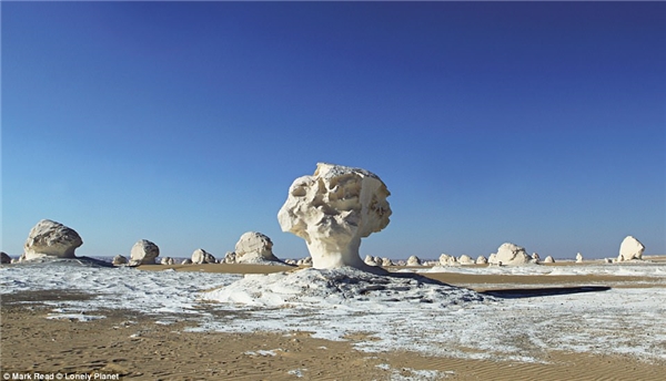 
Những tảng đá vôi trắng xóa sừng sững giữa sa mạc với nhiều hình thù khác nhau được tạo nên bởi gió và bão cát qua hàng triệu năm. 