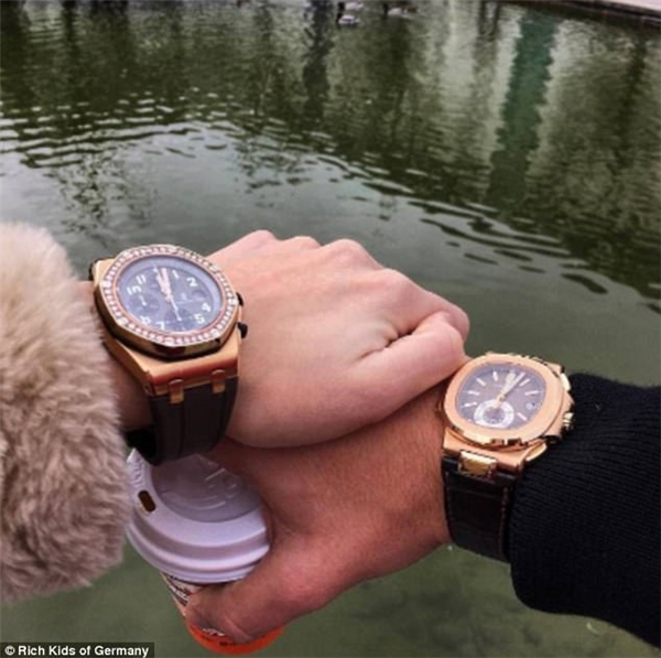
Trong tấm ảnh vô cùng lãng mạn này, cặp đôi không quên khoe cặp đồng hồ xa hoa. (Ảnh: Rich Kids of Germany)