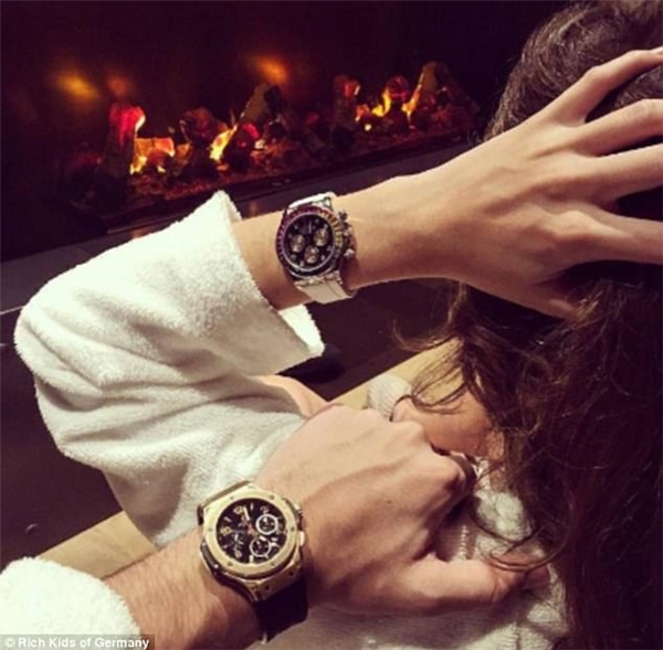 
Một cặp đôi khác cũng khoe tấm hình chụp chung với chiếc đồng hồ xa xỉ không kém. (Ảnh: Rich Kids of Germany)