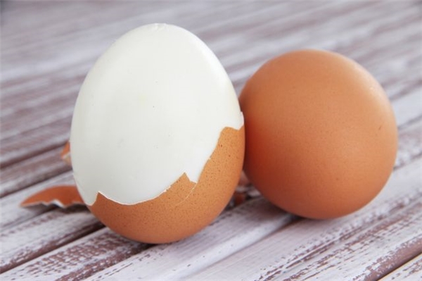 
Ăn lòng trứng vào buổi tối có thể giúp cho các bạn xoa dịu cơn đói vào buổi đêm mà lại không gây tăng cân chút nào.