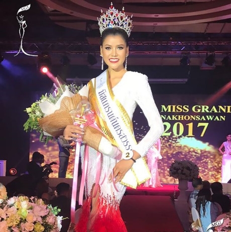 
Rattana Ramchatu đã không may qua đời chỉ sau 4 ngày nhận vương miện từ cuộc thi Hoa hậu tỉnh Miss Grand Uthai Thani 2017.