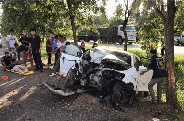 
Hiện trường vụ tai nạn ngày 1/6 vừa qua. Chiếc xe bị dập nát phần đầu cho thấy cú va chạm mạnh mẽ khi xảy ra tai nạn.  Rattana Ramchatu đã ngủ và không thắt dây an toàn trong lúc tai nạn xảy ra. Cô được đưa đến bệnh viện nhưng đã không qua khỏi.
