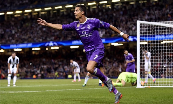 
Ronaldo ghi bàn thắng mở tỉ số cho các cầu thủ Real