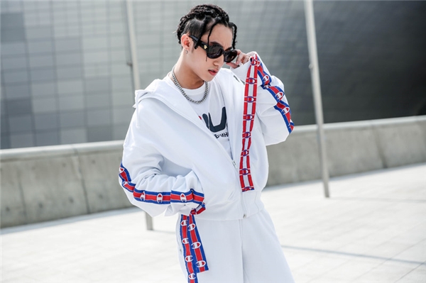 
Sơn Tùng chọn phong cách hip hop đặc trưng, kết hợp với mắt kính thời trang và tết tóc đã giúp cho sự xuất hiện của anh gây ấn tượng.