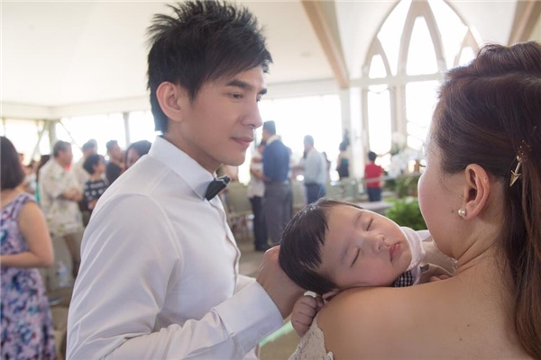 Con trai Đan Trường được vợ chồng mỹ nhân đẹp nhất Philippines ẵm bồng - Tin sao Viet - Tin tuc sao Viet - Scandal sao Viet - Tin tuc cua Sao - Tin cua Sao